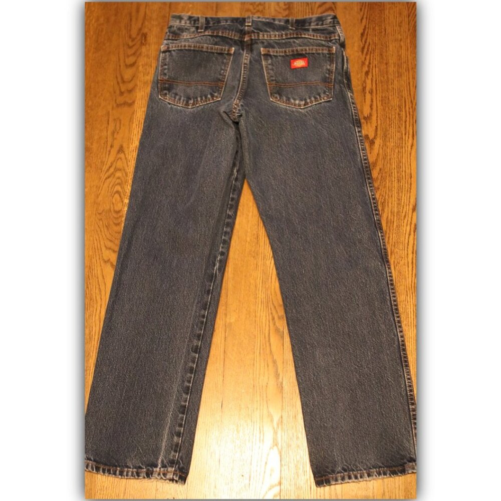 2 pairs of Dickies Men’s jeans. One pair is 33x34 and one pair is 32x32 - Picture 5 of 7